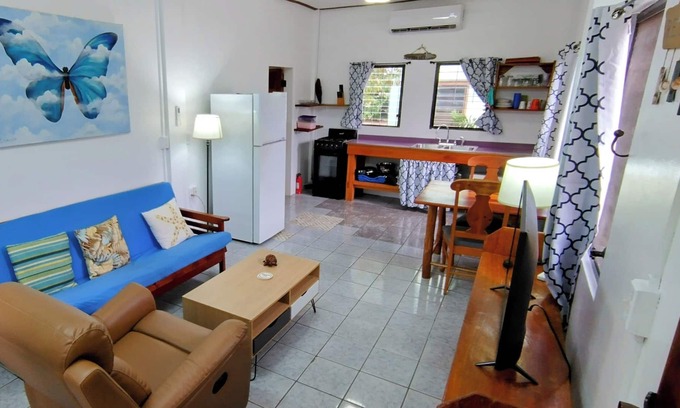 Placencia Eigentumswohnung | Tranquil Village Retreat. New A/C! Steps from the Beach. Pet Friendly & Parking!