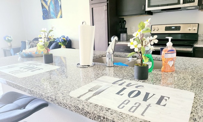 Central West End Wohnung | Traveler's Retreat- King Suite w/ Patio (224)