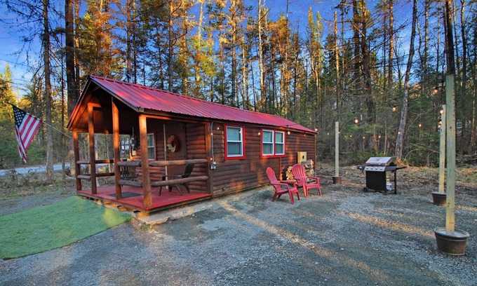 Gilman Haus | Travelers Haven: Cozy Romantic Log Cabin, Fire Pit, AC, Gas Grill, Dog Included, FAST WiFi,