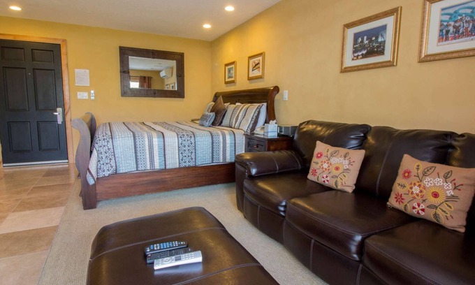 Downtown Park City Hotel | Gemütlich & malerisch umgibt dieses komfortable Studio mit eigenem Balkon mit Blick auf den Innenhof