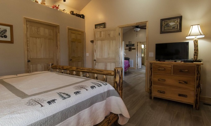 Bryson City Haus | Tree House Suite at the Calhoun House Inn & Suites