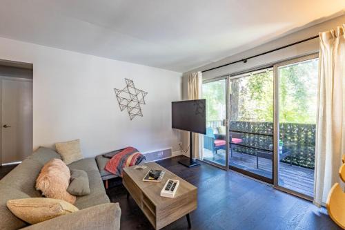 Forest Park Wohnung | Tree-Lined Serenity Condo in Forest Park, Near Train & Madison St