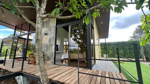 Daniel Flores Wohnung | Tree of Heaven Lodge
