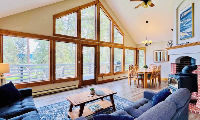 Dayton Haus | Baum-Top-Kabine mit Flathead Lake-Bootsrutsch und Zugang