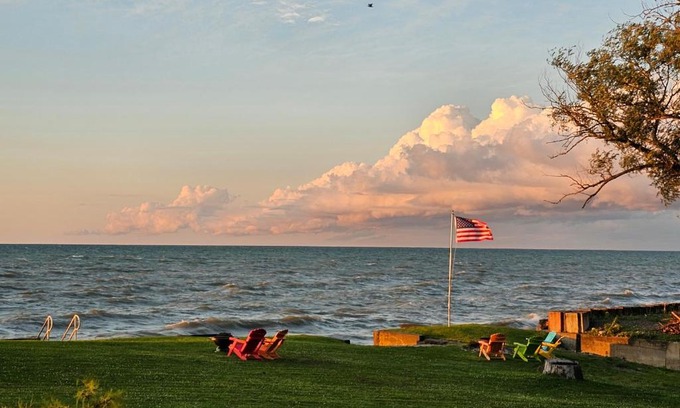 Madison-on-the-Lake Haus | Tree-Top Lake-Front Cottage