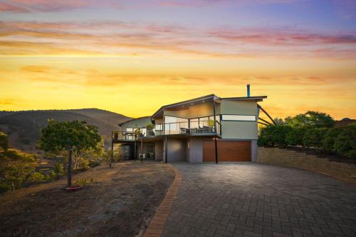 Rosetta Haus | Tree Top Views - Magnificent 4 Bedroom House - 3 Minutes to MONA