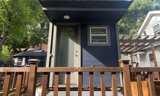 Corbett - Terwilliger - Lair Hill Haus | Tree View Tiny House - light filled, stone patio, close to Lewis & Clark, OHSU