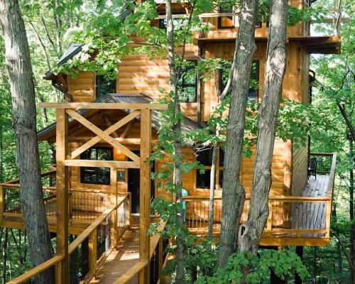 Millersburg Haus | Treehouse #2 by Amish Country Lodging