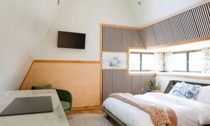 Sodus Kabine | Treehouse 5 · Honeymoon Treehouse Cabin & Spa w Private Hot Tub