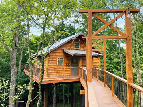 Millersburg Haus | Treehouse #7 by Amish Country Lodging