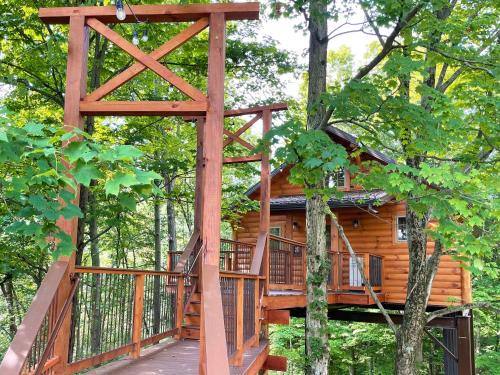 Millersburg Haus | Treehouse #8 by Amish Country Lodging