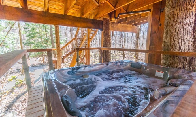 Farmington Kabine | Romantisches rustikales Baumhaus - Inklusive GRATIS Abendessen für 2!