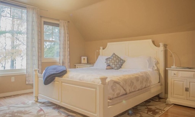 Egg Harbor Kabine | The Treehouse @ Plum Bottom