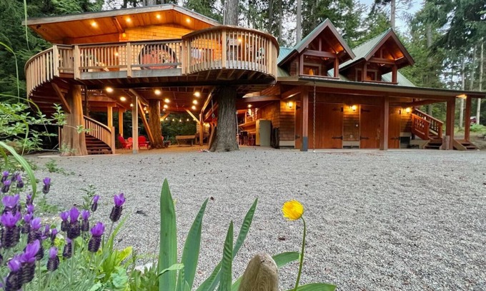 Regional District of Nanaimo Kabine | Treehouse for 10 with Expansive Outdoor Living Space