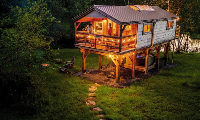 South Londonderry Kabine | Treehouse lifted up over a stocked trout pond up in the beautiful birch trees!