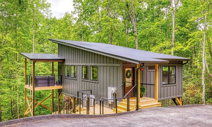 Wears Valley Kabine | Forest Treehouse W/ Hot Tub, Games & Hammock Deck near Cades Cove in Townsend