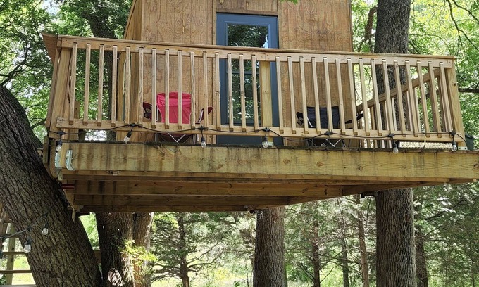 Sherman Kabine | Treehouse on the Creek in Sherman TX. W/ Heat & A/C. A Country getaway !!