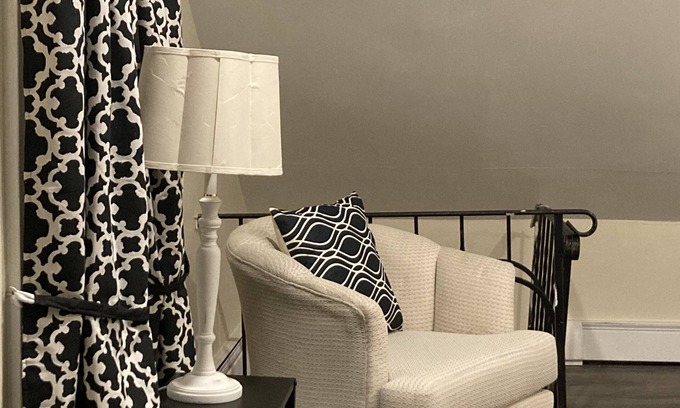 Mount Pleasant Haus | Trendy 2nd Floor Townhome near Federal Hill in Providence