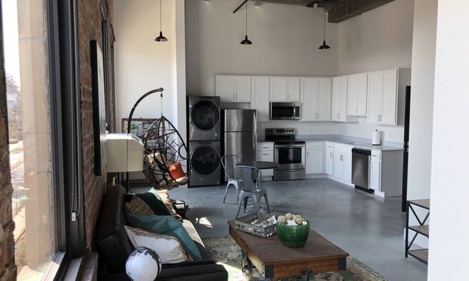 Southeast Omaha Wohnung | Trendy Apt 1.6 mi to CWS! W/D, WiFi, can sleep 4, can squeeze in more! Pets OK