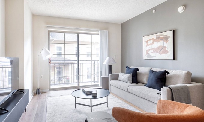 North Bethesda Wohnung | Trendy North Bethesda 2BR w/ W/D, Pool & Gym, nr Metro, by Blueground