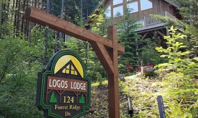 Packwood Kabine | Tri-level, 10-guest, 4 bedroom, 2 bathroom home with hot tub and game room.