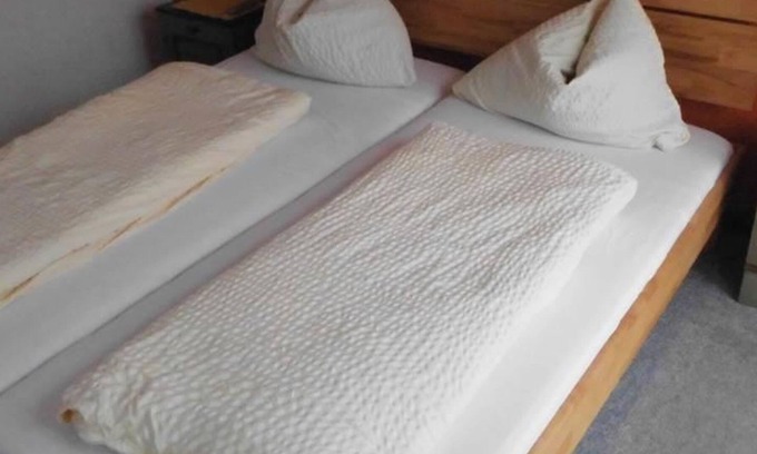 Golling an der Salzach Wohnung | Dreibettzimmer mit Dusche, WC - Pension Seiwald