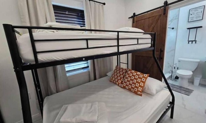 College Park Haus | Triplex Sleeps17 CollegePark Golf 5min to Downtown