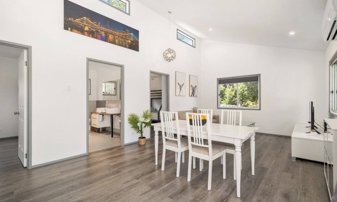 Shailer Park Wohnung | Tropical 2 bedroom home with Pool and Sauna