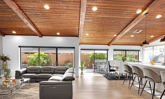 Plantation Haus | Tropical Dream House in Plantation – 3-Bedroom Home with Pool