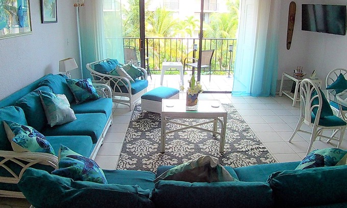 Williams Town Eigentumswohnung | Tropical Oasis: Ocean View ~ Pool & Bar ~ Family-Friendly
