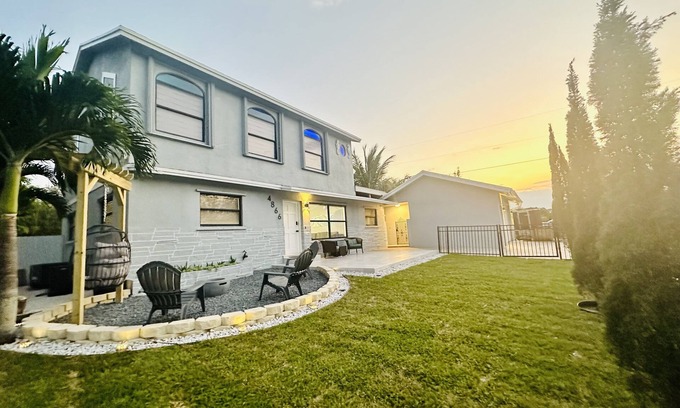 Greenacres Haus | Tropical Paradise 3 Bedrooms, 2 Baths, Coconut Palms, Jacuzzi, Shopping, Beaches