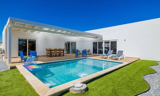 Esmeralda Villa | Tropical Vibes ~ Brand-New Villa ~ Pool and Patio!