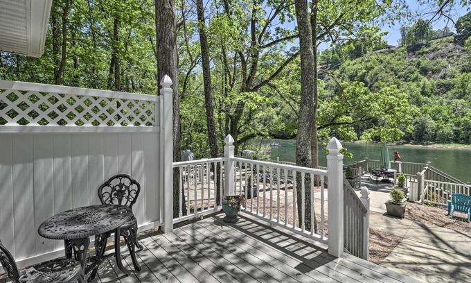 Lakeview Wohnung | Trout Fishing Retreat on White River w/ Patio