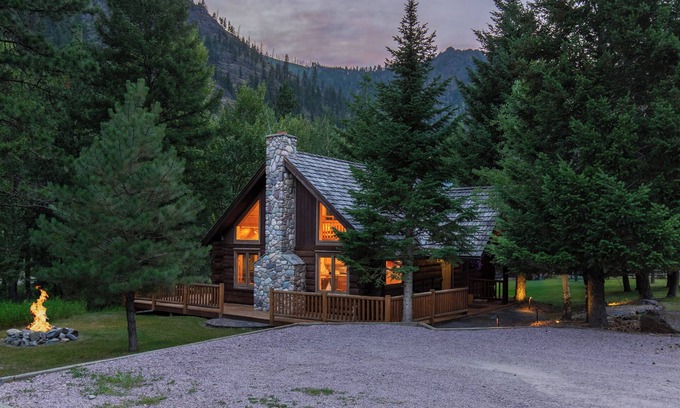 Clinton Kabine | Schöne, handgefertigte Blockhaus mit Kamin aus Stein, geschmackvoll eingerichtet