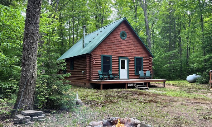 Newberry Kabine | True North - Cozy log cabin in the woods off the grid near Tahquamenon Falls