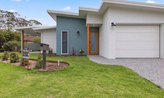 Woolgoolga Haus | Tucked away but central to shops, restaurants, cafes, pub, clubs, is our modern contemporary house.