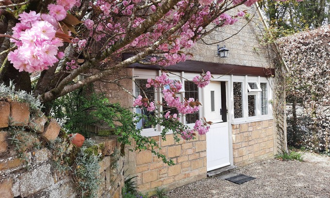 Temple Guiting Hütte | Tucked away in a quiet rural village with pub. Great walking and cycling country