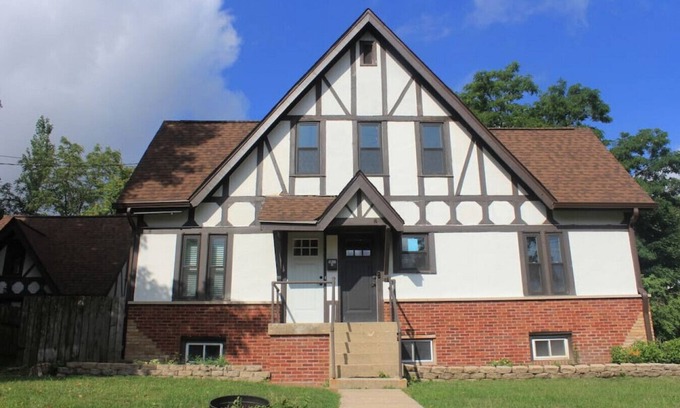 St. Charles Wohnung | Tudor house stay-In Town Location!