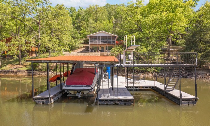 Camdenton Haus | Tulip House - 3 bedroom in back of cove