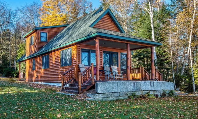 Rangeley Haus | Nizza Blockhaus mit flacher Rasen Waterfront