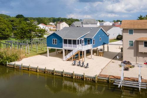 Captain's Cove Haus | Turtle Bay - Waterfront & a screened porch!