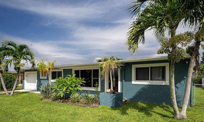 Golden Beach Estates Haus | Turtle Nest 3br with hot tub, great park, beach!