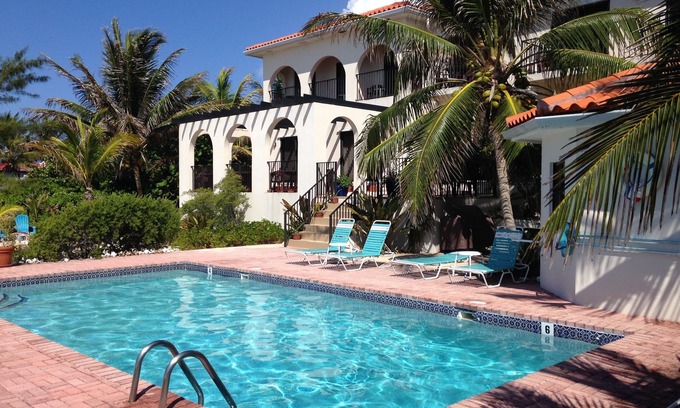 Bodden Town Wohnung | Turtle Nest Inn, Prime Beachfront Apt, Rental Car Included 1399/week
