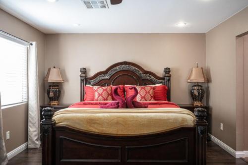Sunrise Manor Haus | Tuscan Oasis: Elegance with Comfort. King Bed.