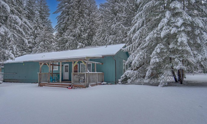 Zigzag Haus | Twin Cedars Getaway, Fenced Yard with Lawn, Deck, BBQ, Dog Friendly