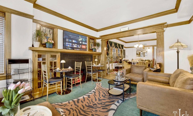 Bucktown Wohnung | Twin Lions Lodge w/ Speakeasy Tiki Bar* and Outdoor Oasis