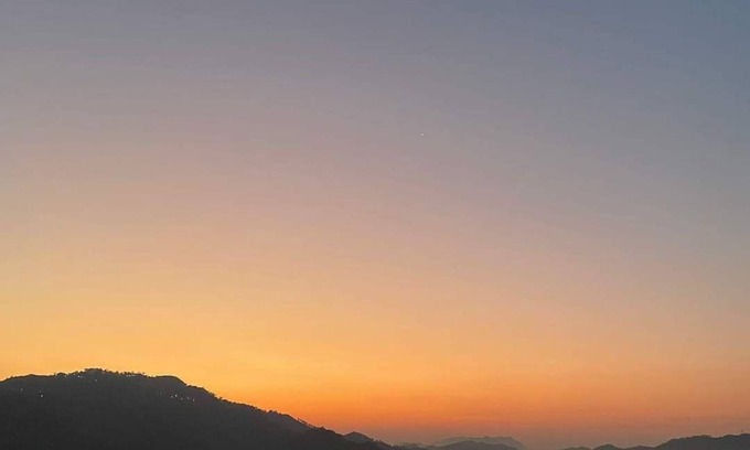 Kumarhatti Wohnung | Twin Oaks Kasauli chowk The valley view Sun rise on your bed.