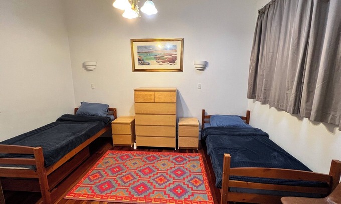 Epsom Bed & Breakfast | TWIN SINGLE ROOM ONLY Shared Bathroom @ LA CASA BONITA AUCKLAND 8 Bedroom Villa.