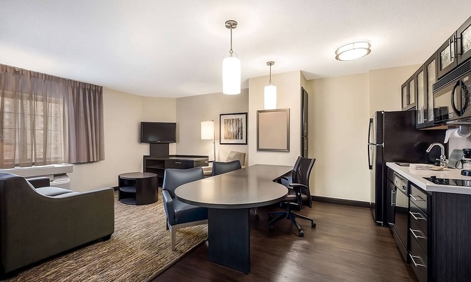 Gahanna Hotel | Two 1BR Suites w/ Pets Allowed, Breakfast Buffet Right Next to CMH Airport!