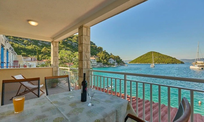 Prozurska Luka Wohnung | Two bedroom apartment with terrace and sea view Prožurska Luka, Mljet (A-22333-b)